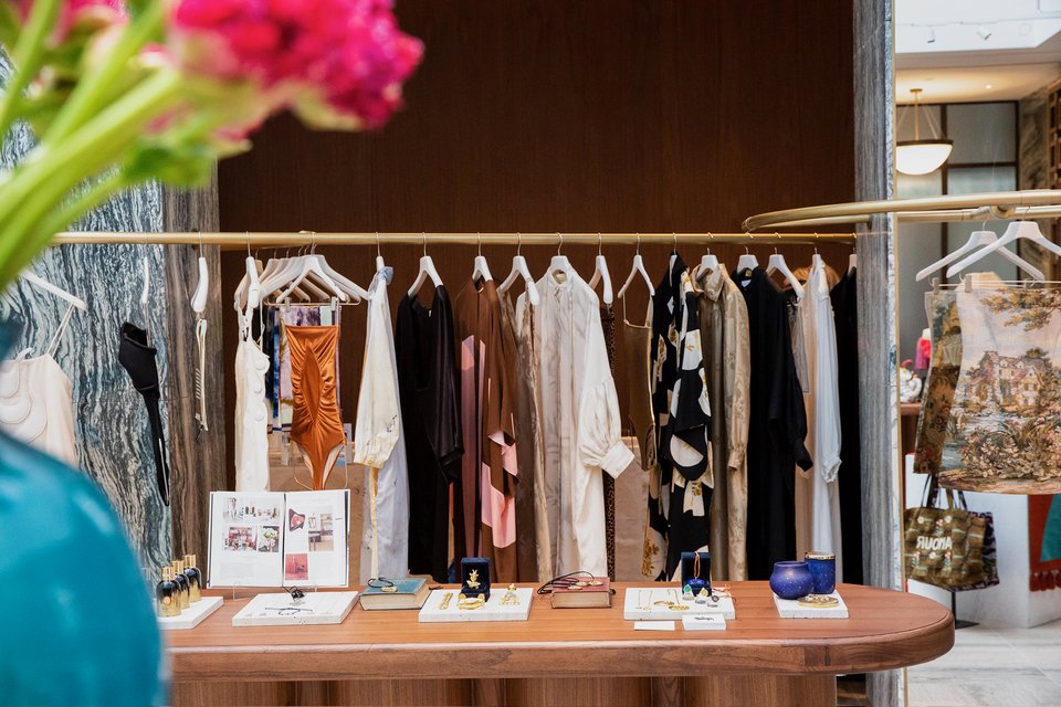 Η Andria Mitsakos επιλέγει συχνά άνετα ρούχα και καλής ποιότητας που βασίζονται στην αφρικανική κουλτούρα ένδυσης / Φωτογραφία: Sofia Konstantakopoulou  