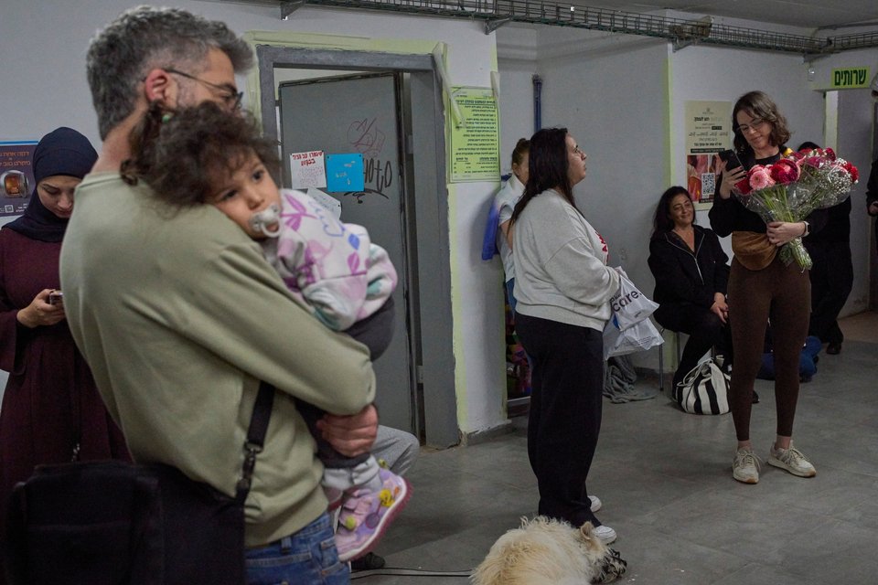 Πολίτες στο Τελ Αβίβ σε καταφύγιο / AP 