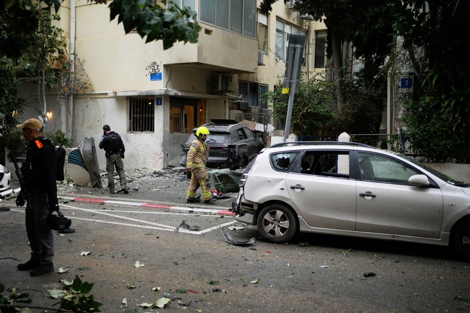 Υλικές ζημιές στο Τελ Αβίβ μετά από ομοβροντία ιρανικών πυραύλων / AP 