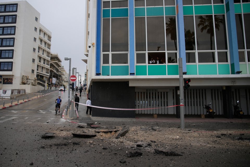 Υλικές ζημιές στο Τελ Αβίβ μετά από ομοβροντία ιρανικών πυραύλων / AP