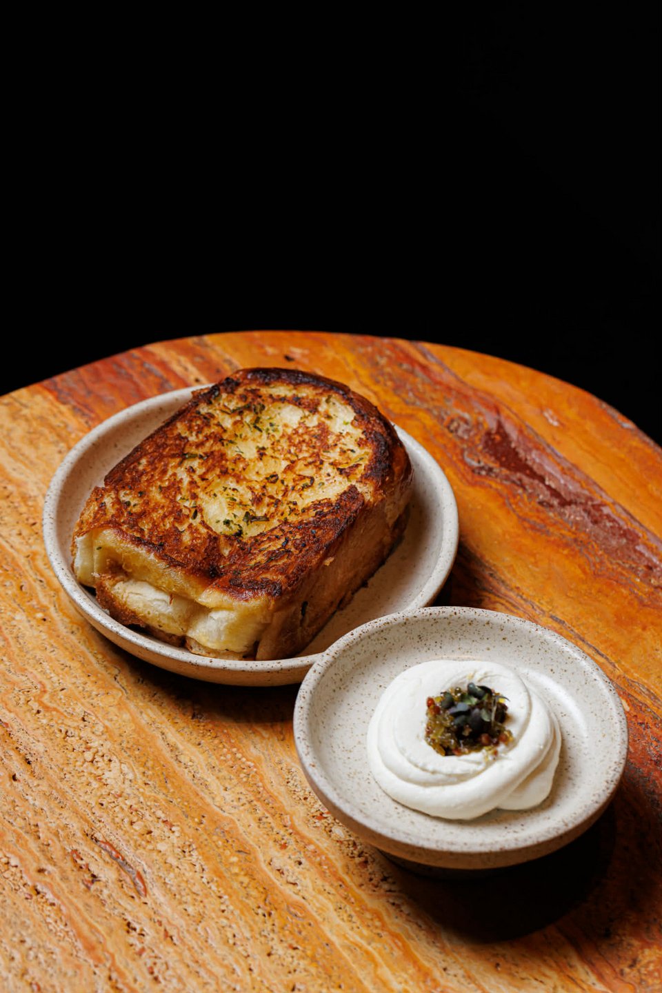 Texas Toast και τσάντεϊ αχλαδιού/ Φωτογραφία: Greg Stoikos