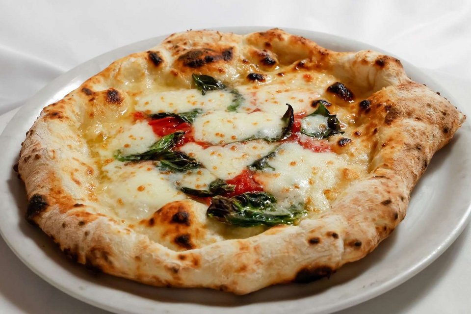 Τα τελευταία χρόνια, μια νέα τάση από την Ιαπωνία αρχίζει να κερδίζει έδαφος διεθνώς, με το λεγόμενο «Tokyo-style pizza» να εμφανίζεται όλο και πιο συχνά σε μεγάλες πόλεις των Ηνωμένων Πολιτειών και της Βρετανίας, προκαλώντας το ενδιαφέρον τόσο των επαγγελματιών όσο και του κοινού / INSTAGRAM