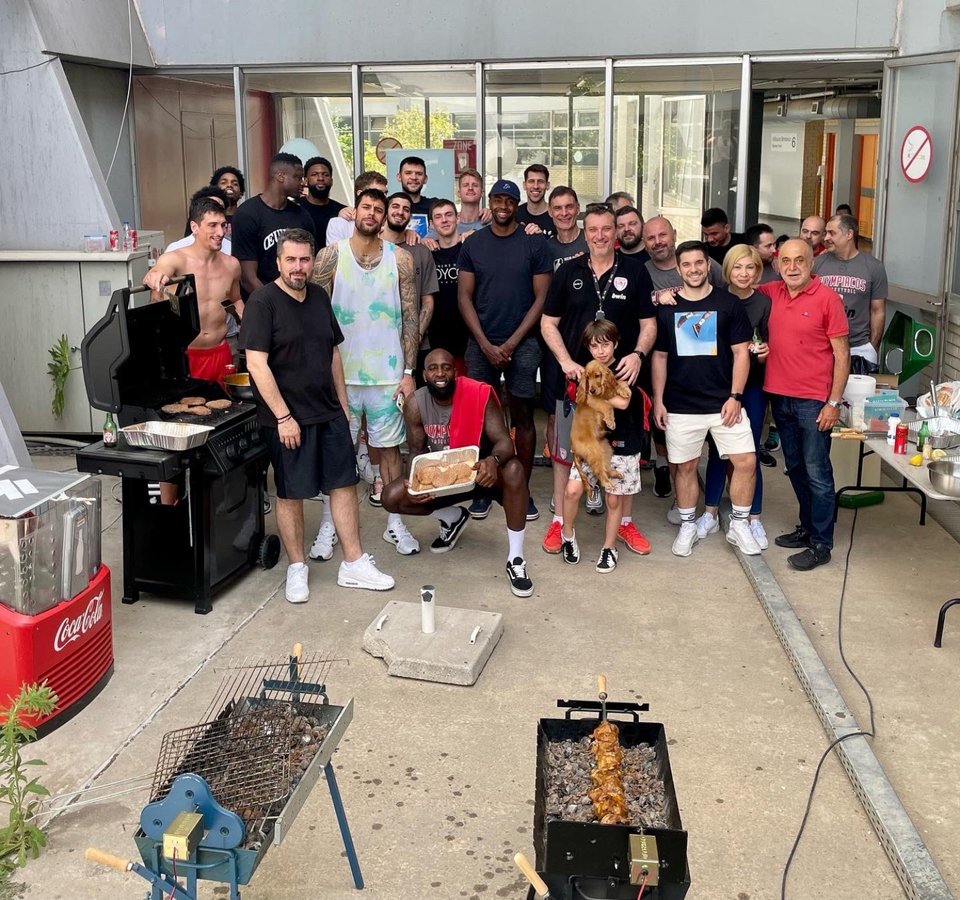Φωτογραφία από τα social media του Ολυμπιακού με το μπάρμπεκιου του Κουίνσι Έισι