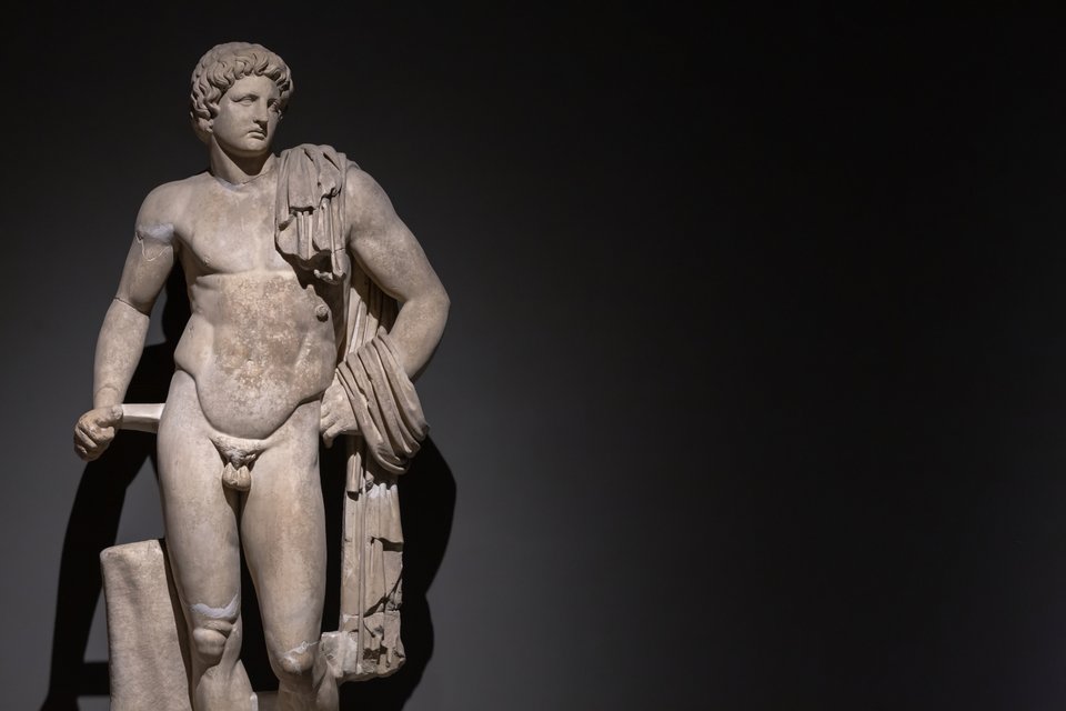 Μαρμάρινο άγαλμα του Απόλλωνα με κυματιστά μαλλιά 