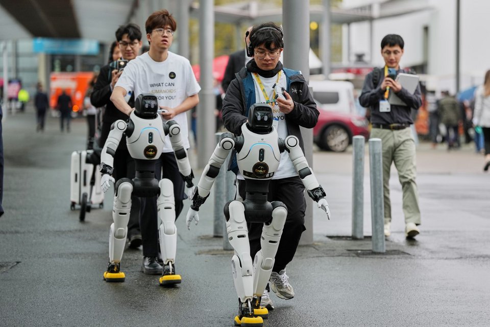 Ανθρωποειδή ρομπότ περπατούν δίπλα στους συμμετέχοντες στην Hanover Messe,  / Φωτογραφία: AP  