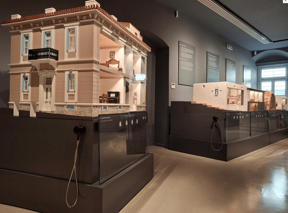 Το έκθεμα αποτελείται από πέντε ηχητικά αρχεία διαφορετικής χρονικής προέλευσης