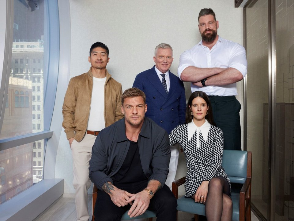 Πρωταγωνιστές του «Reacher», στο κέντρο ο Ρίτσον / Φωτογραφία: AP  