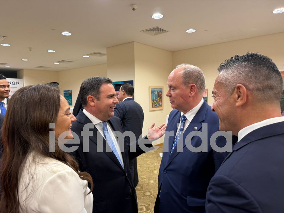 Ο πρίγκιπας Αλβέρτος, ο Πέτρος και η Εβελίνα Μαχά και ο Τζον Χριστοδούλου  