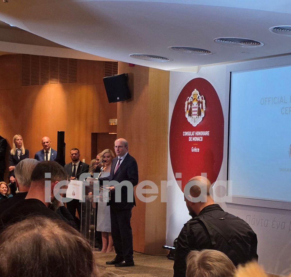Κωστής Χατζηδάκης στα εγκαίνια του προξενείου του Μονακό στην Αθήνα, παρουσία του πρίγκιπα Αλβέρτου