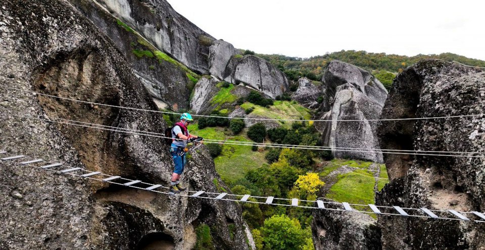Για την ασφαλή διέλευση απαιτείται εξειδικευμένος εξοπλισμός, όπως αναρριχητική ζώνη (μποντριέ), κράνος, κιτ απόσβεσης πτώσης (EAS), σχοινί, καραμπίνερ ασφαλείας, κατάλληλα υποδήματα και δερμάτινα γάντια