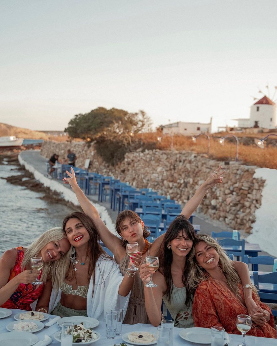  Η Έλενα Χριστοπούλου με την Κλέλια Ανδριολάτου, την Ηλιάνα Παπαγεωργίου και φίλες σε διακοπές. Φωτογραφία: Instagram 