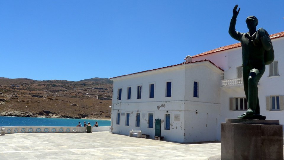 «Αφανής Ναύτης». Σήμα κατατεθέν της Ανδρου. Έργο του Μιχαήλ Τόμπρου, δεσπόζει από το 1959 στην πλατεία της Ρίβας, στο κάτω άκρο της Χώρας της Άνδρου / Φωτογραφία: Eurokinissi