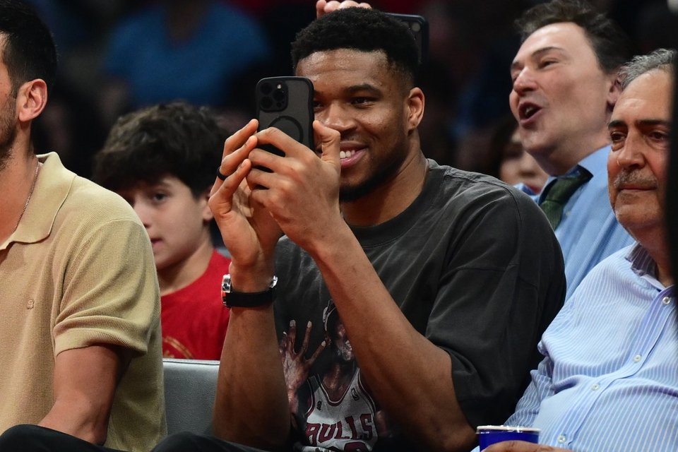 Ο Γιάννης Αντετοκούνμπο βγάζει βίντεο την ατμόσφαιρα στο ΣΕΦ