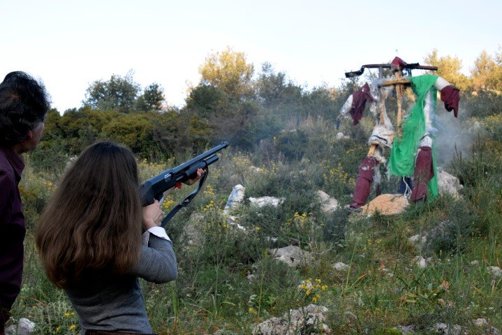 Εκτελώντας τον Ιούδα με καραμπίνα / Φωτογραφία: Eurokinissi