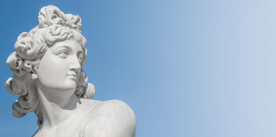 Αρχαίο άγαλμα γυναίκας της ιταλικής Αναγέννησης με σγουρά μαλλιά
