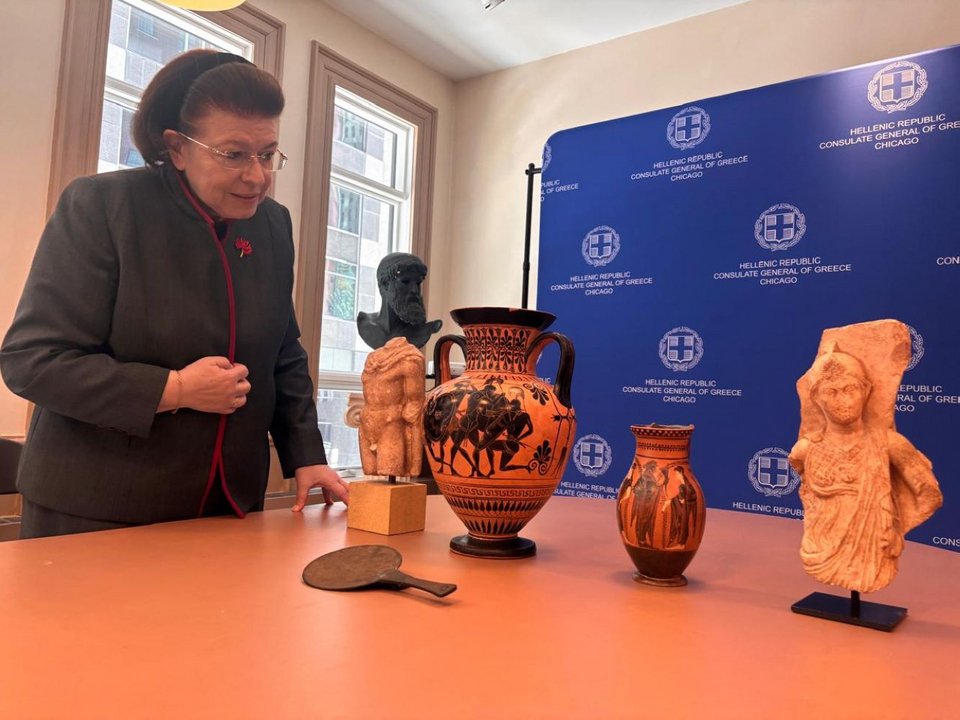 Η Λίνα Μενδώνη με τις 5 αρχαιότητες που επαναπατρίζονται