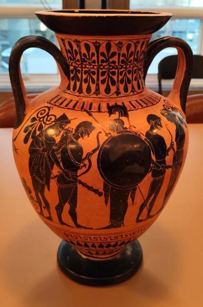 Αττικός μελανόμορφος αμφορέας με τους Αθηνά και Ερμή που υποδέχονται τον Ηρακλή στον Όλυμπο, στην κύρια όψη, και σκηνή μάχης