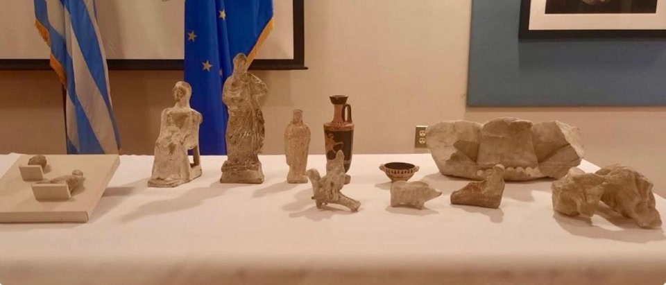 Η Λίνα Μενδώνη παρέλαβε σε εκδήλωση στην Πρεσβεία της Ελλάδας στην Ουάσιγκτον παρουσία αρμοδίων Αρχών των ΗΠΑ, είκοσι έξι αρχαία αντικείμενα ελληνικής προέλευσης