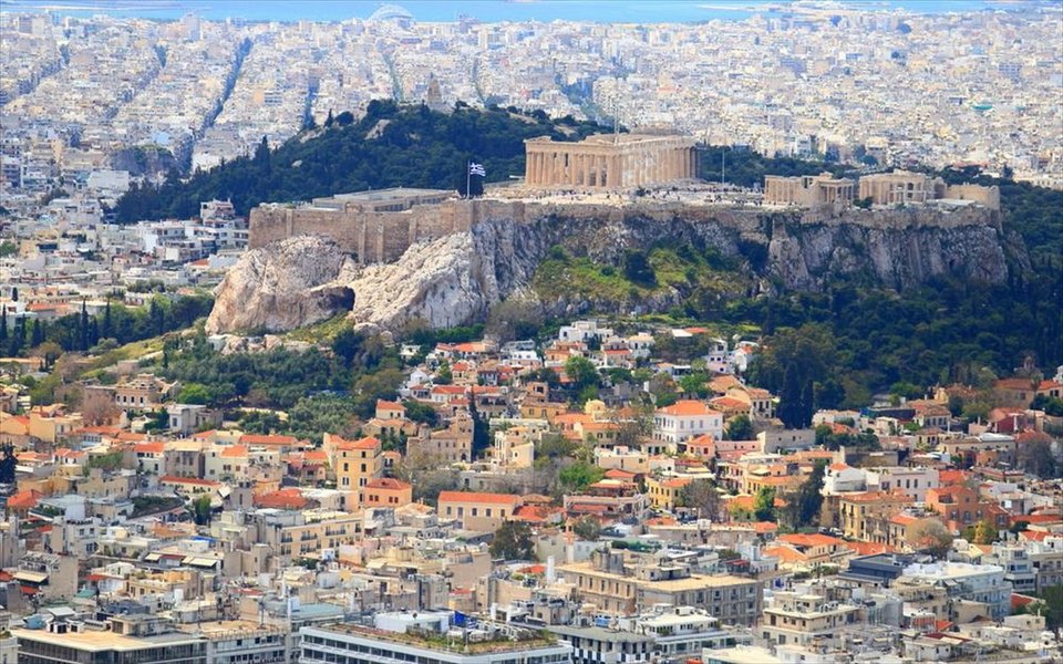 Οι συνοικίες της δεν προέκυψαν μέσα από έναν ενιαίο σχεδιασμό αλλά μέσα από διαδοχικά ιστορικά στρώματα: αρχαιότητα, βυζαντινή συνέχεια, οθωμανική διοίκηση, βαυαρική αναδιοργάνωση και νεοελληνική αστικοποίηση / ΙΝΤΙΜΕ