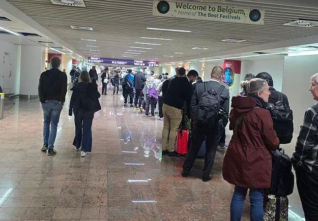 Oυρές για τον έλεγχο διαβατηρίων στο αεροδρόμιο των Βρυξελλών / Φωτογραφία: Χ