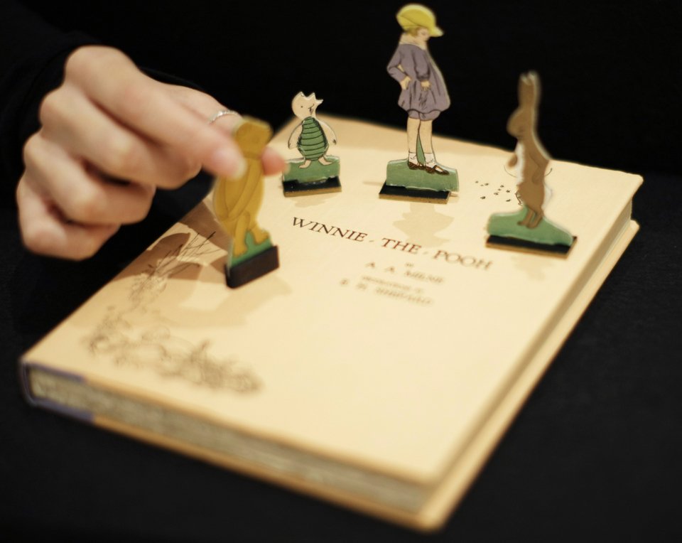 Μια πρώτη αμερικανική έκδοση του «Winnie the Pooh», υπογεγραμμένη από τον συγγραφέα A.A. Milne και τον εικονογράφο E.H. Shepard