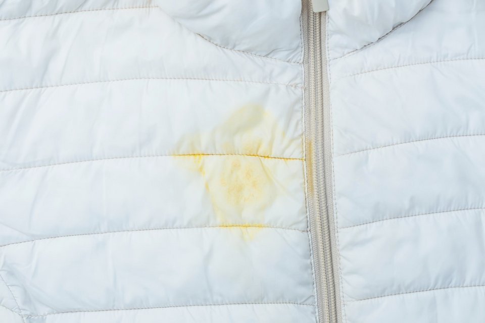 Λεκές σε πουπουλένιο μπουφάν / Φωτογραφία: Shutterstock