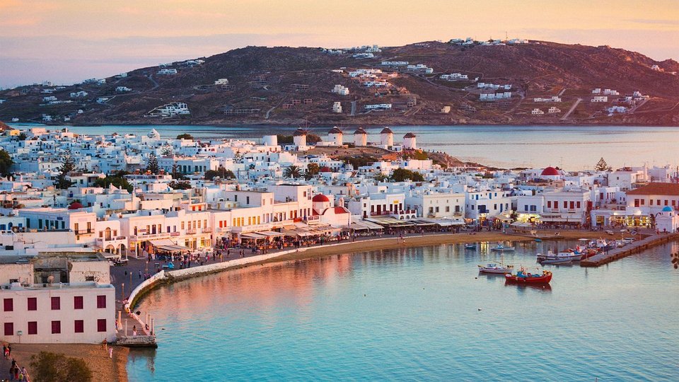 Kάθε νησί λειτουργεί ως ξεχωριστός μικρόκοσμος, διαμορφωμένος από ιστορικά στρώματα, πολιτισμικές επιρροές και τοπικές ιδιομορφίες», γράφει στο εκτενές της αφιέρωμα στην βρετανική εφημερίδα / SHUTTERSTOCK