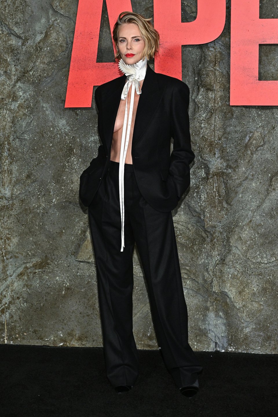 Σαρλίζ Θερόν γυμνή από τη μέση και επάνω