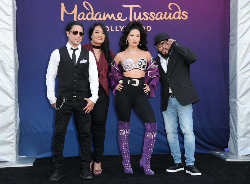 Ο Chris Perez, από αριστερά, η Suzette Quintanilla και ο A.B. Quintanilla στα αποκαλυπτήρια ενός κέρινου ομοιώματος της Selena στο Madame Tussauds Hollywood