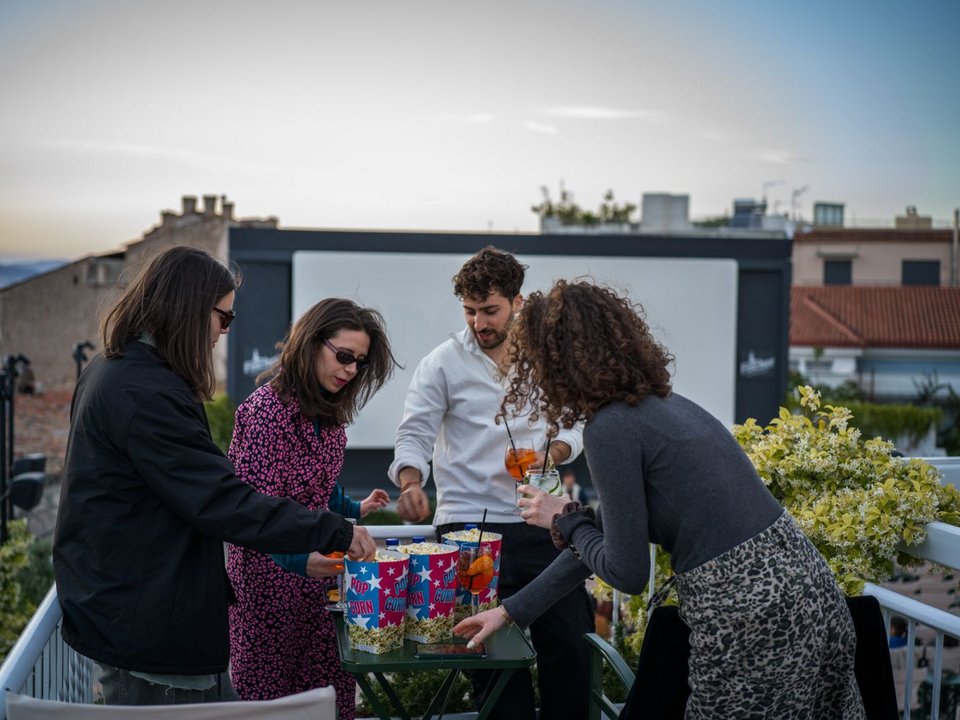 Το Cine Paris επιστρέφει από τις 23 Απριλίου χάρη στο Cinobo, έτοιμο να προσφέρει μια υψηλής αισθητικής κινηματογραφική εμπειρία, στην ομορφότερη γειτονιά του κόσμου, κάτω ακριβώς από την Ακρόπολη