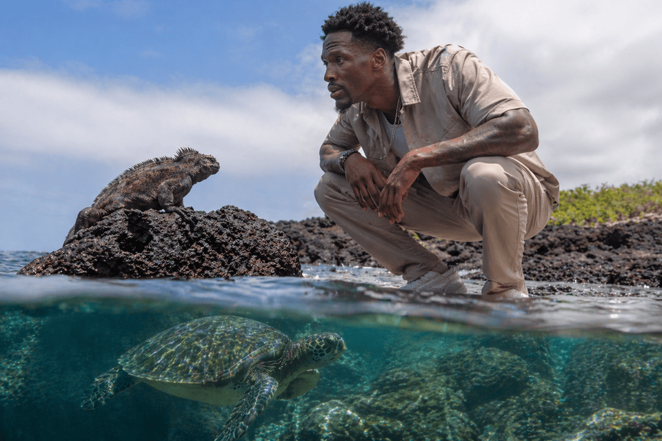 O Νάιτζελ Χέιζ-Ντέιβις στις νήσους Γκαλαπάγκος - Φωτογραφία με τη χρήση AI