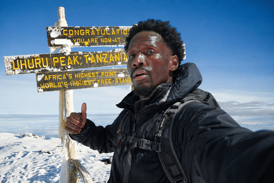 Ο Νάιτζελ Χέιζ-Ντέιβις στην κορυφή του όρου Κιλιμάντζαρο - Φωτογραφία με χρήση AI