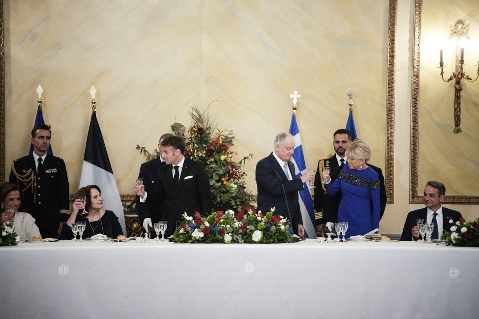 Εμανουέλ Μακρόν και Κωνσταντίνος Τασούλας κατά την έναρξη του δείπνου