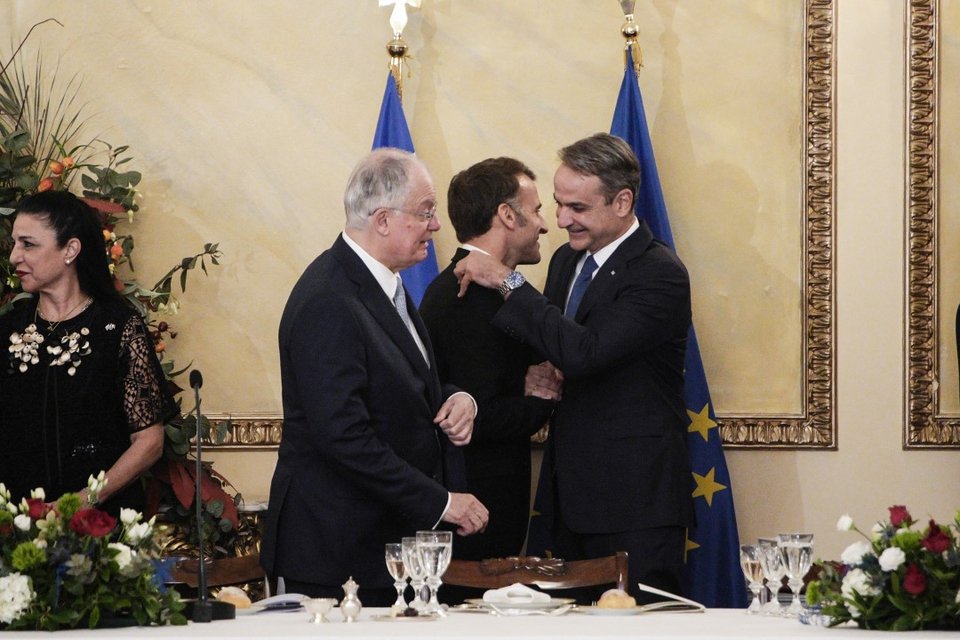 Ο πρόεδρος της Δημοκρατίας Κωνσταντίνος Τασούλας και ο Εμανουέλ Μακρόν χαιρετά τον Έλληνα πρωθυπουργό Κυριάκο Μητσοτάκη 