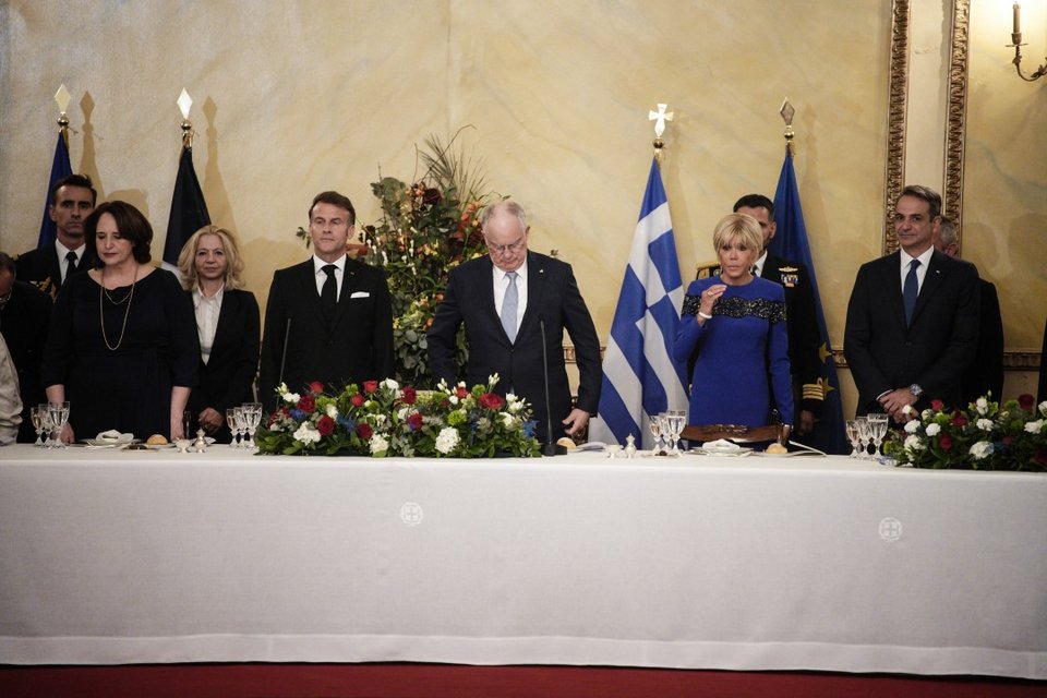 Από αριστερά: Η σύζυγος του προέδρου της Δημοκρατίας Φανή Σταθοπούλου, ο Γάλλος πρόεδρος Εμανουέλ Μακρόν, ο πρόεδρος της Δημοκρατίας Κωνσταντίνος Τασούλας, η σύζυγος του Γάλλου προέδρου, Μπριζίτ Μακρόν, ο πρωθυπουργός Κυριάκος Μητσοτάκης