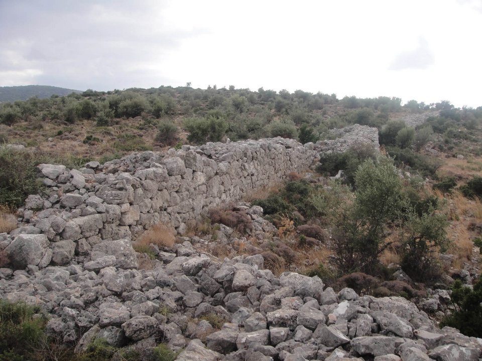 Το τείχος βρίσκεται 3χλμ. δυτικά από το κέντρο των Άνω Λιοσίων