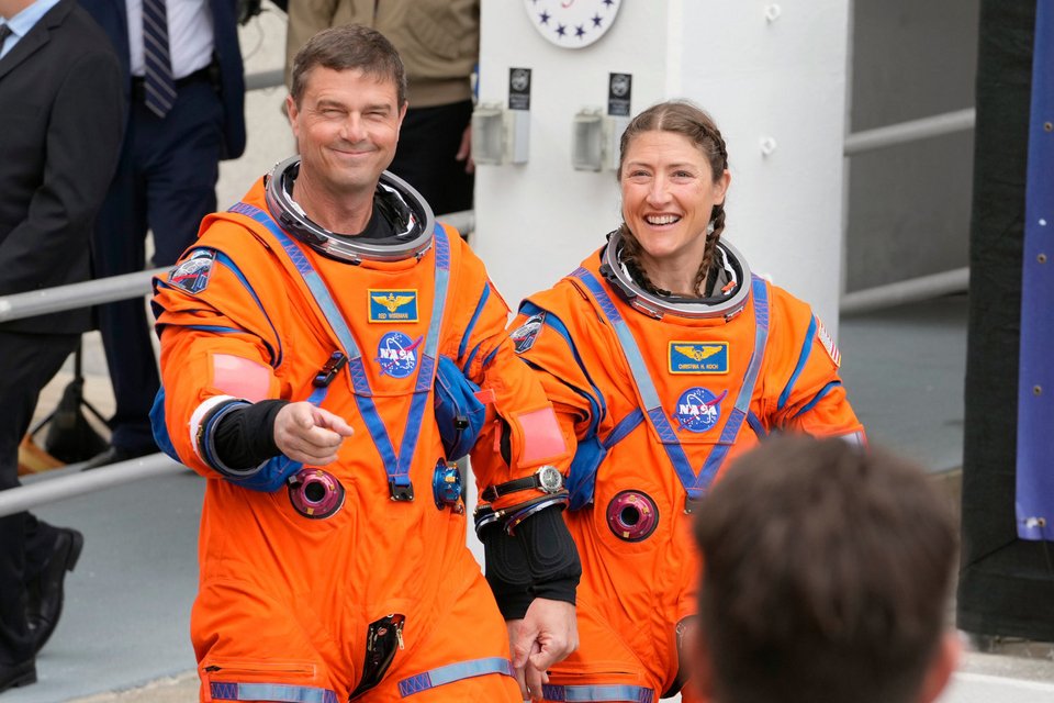 Οι Ρέιντ Γουάιζμαν και Κριστίνα Κοχ μαζί με ακόμα δύο αστροναύτες κατευθύνονται πλέον προς τη Σελήνη © AP Photo/Chris O'Meara