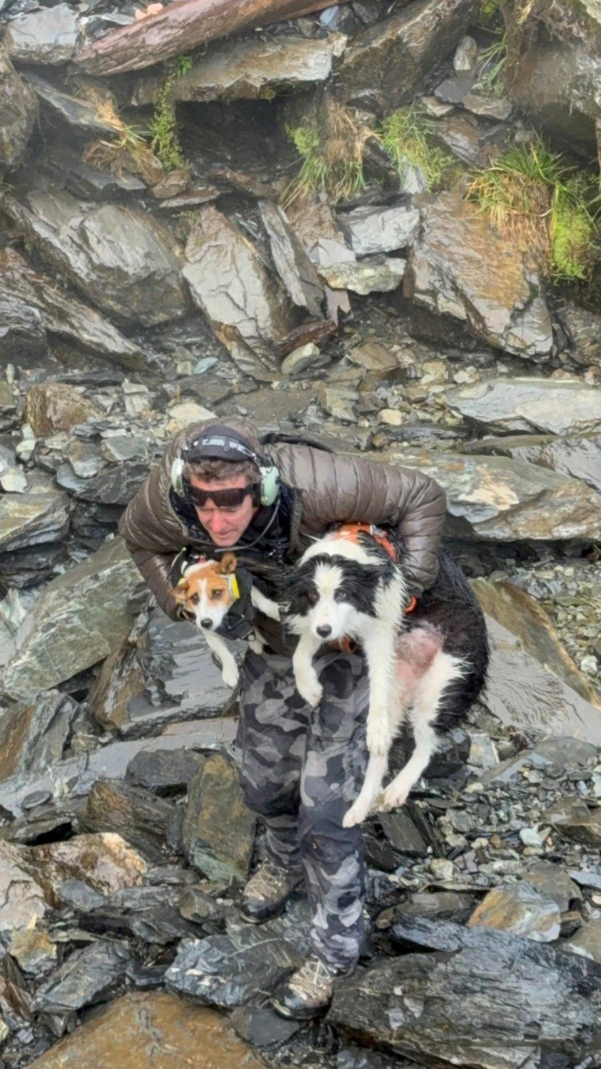 Ο διασώστης με τον σκύλο του και τη Μόλι / Φωτογραφία: Screenshot / Βίντεο: Precision Helicopters Ltd 