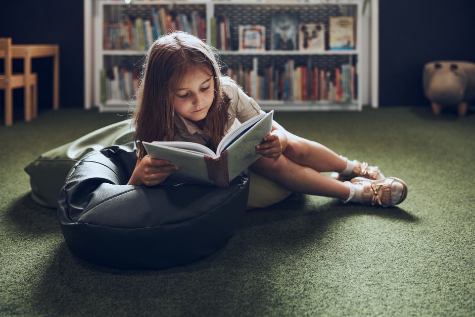 Η προσθήκη της ανάγνωσης σε χαρτί στην καθημερινή ρουτίνα των παιδιών μειώνει το άγχος και ευνοεί την συναισθηματική ηρεμία