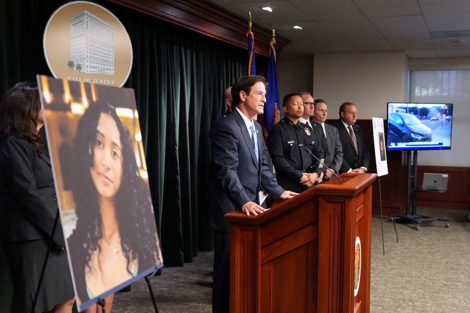 Η συνέντευξη τύπου, φωτογραφία της δολοφονημένης Ρίβα, ο εισαγγελέας Νέιθαν Χότσμαν και το Tesla σε video / Φωτογραφία: AP