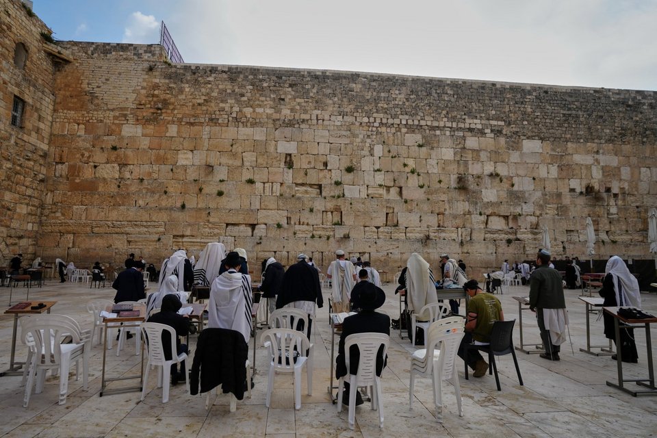 Υπερορθόδοξοι Εβραίοι «Χαρεντί» (Haredim) προσεύονται στο Τείχος των Δακρύων / Φωτογραφία: AP     