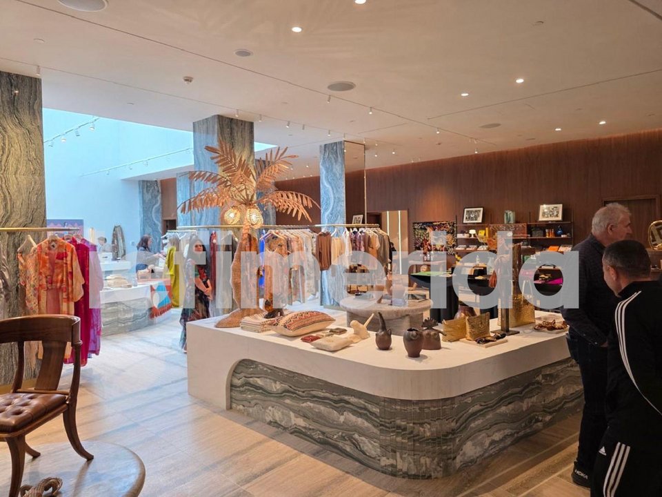 Οπως κάθε μεγάλη ξενοδοχειακή μονάδα αυτού του επιπέδου το νέο Hilton φιλοξενεί στο εσωτερικό του και καταστήματα