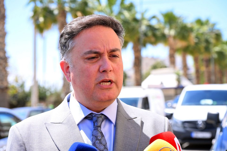 Ο Νίκος Ιωάννου, δικηγόρος των δύο κοριτσιών που κατηγορούνται για υπόθαλψη εγκληματία. 