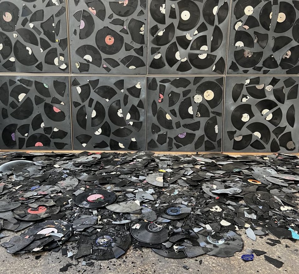 Στην παρούσα έκθεση, το μουσικό δάπεδο μετατρέπεται σε πεδίο αναδιατύπωσης του τεμαχισμού της μνήμης