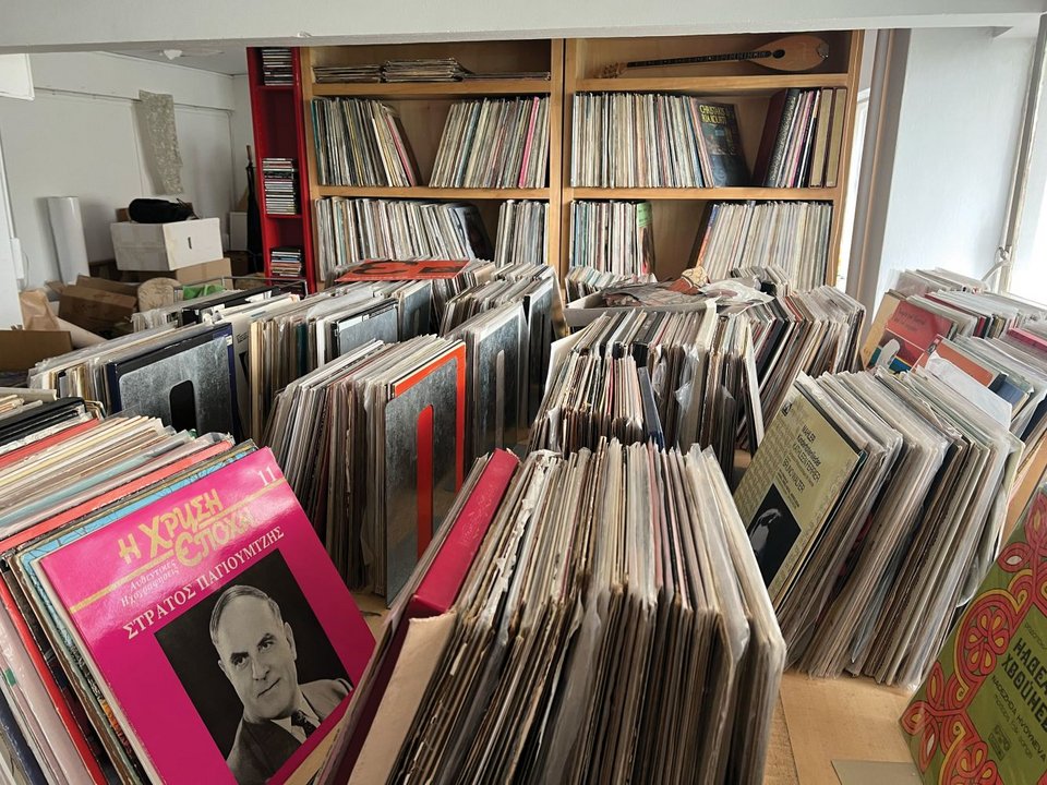 Ο Πάνος Χαραλάμπους διευρύνει την έρευνά του γύρω από την μνήμη, τον ήχο, το βίωμα και τα υλικά ίχνη της εμπειρίας