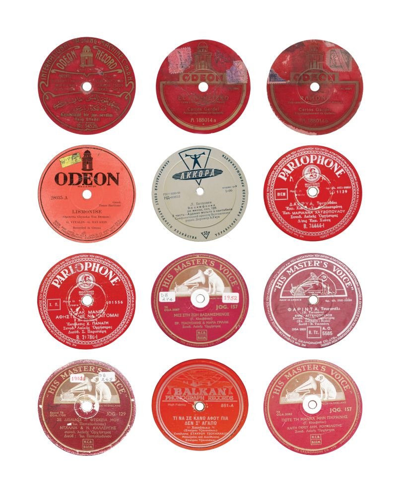 Η έκθεση αυτή παραπέμπει σε έναν ευρύτερο ακουστικό πολιτισμό, όπου η φωνή, το τραγούδι και η μουσική ενσωματώνονταν στον δίσκο