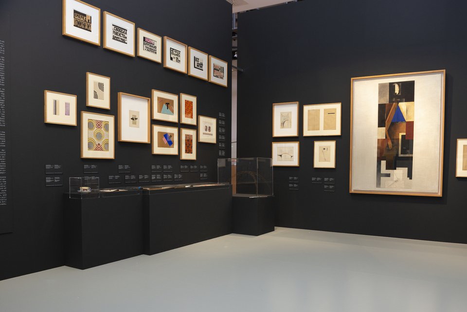 Άποψη από την έκθεση Ο ΚΟΣΜΟΣ ΤΗΣ ΠΡΩΤΟΠΟΡΙΑΣ. ΠΟΛΗ, ΦΥΣΗ, ΣΥΜΠΑΝ, ΑΝΘΡΩΠΟΣ | Έργα από τη Συλλογή Κωστάκη του MOMUS