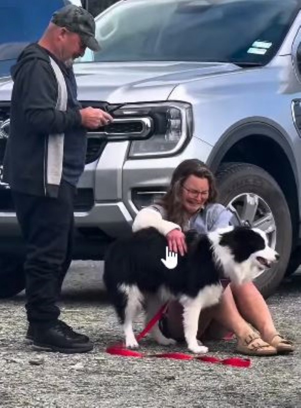 Η Τζέσικα συγκινείται από την επανένωση με τον αγαπημένο της σκύλο, τη Μόλι, που αγνοούνταν για μία εβδομάδα /  Φωτογραφία: Screenshot / Βίντεο: Precision Helicopters Ltd  