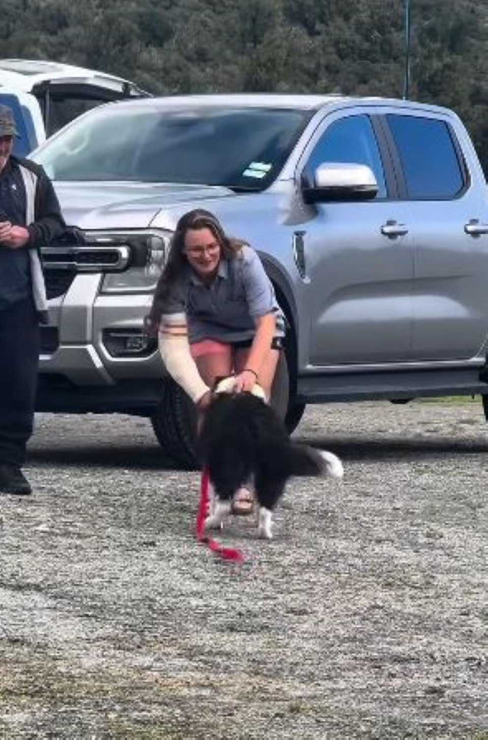 Η Μόλι τρέχει προς την ιδιοκτήτριά της / Φωτογραφία: Screenshot / Βίντεο: Precision Helicopters Ltd  