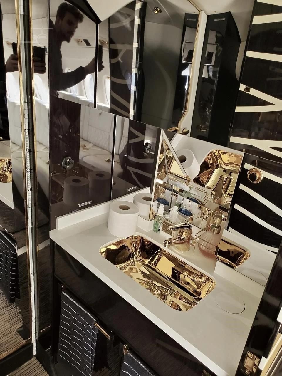 Χρυσός νιπτήρας στο τζετ του Linus Sebastian